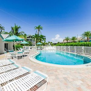 Coconuts Poolside #115